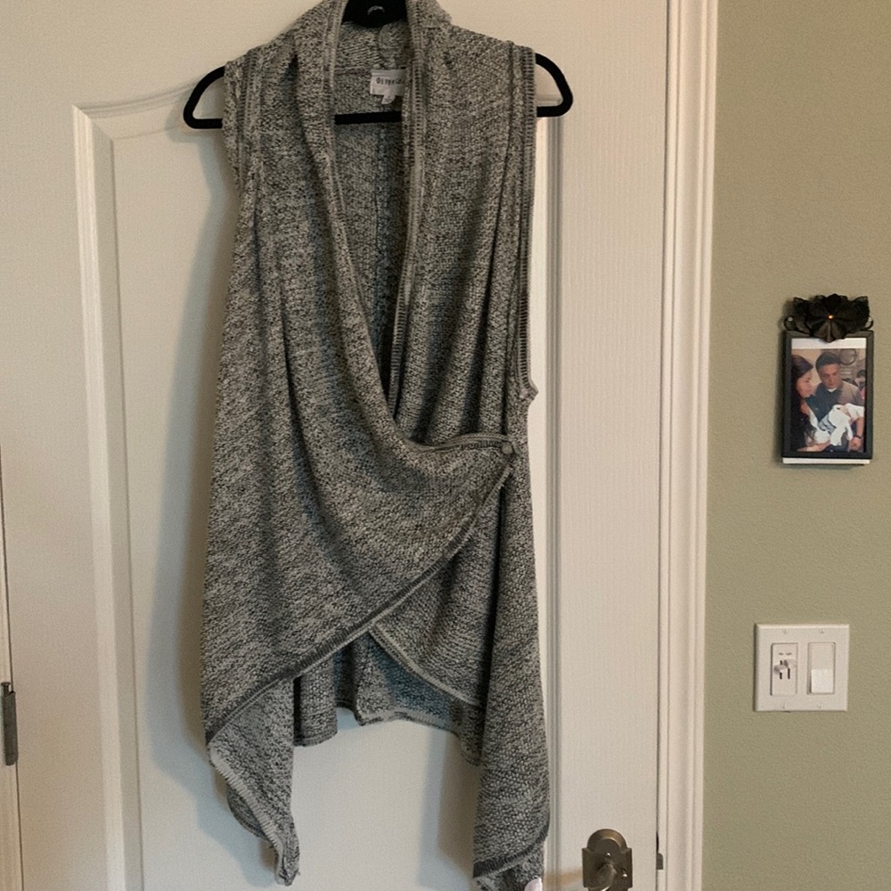 Warm sleeveless long Cardigan with button on sides